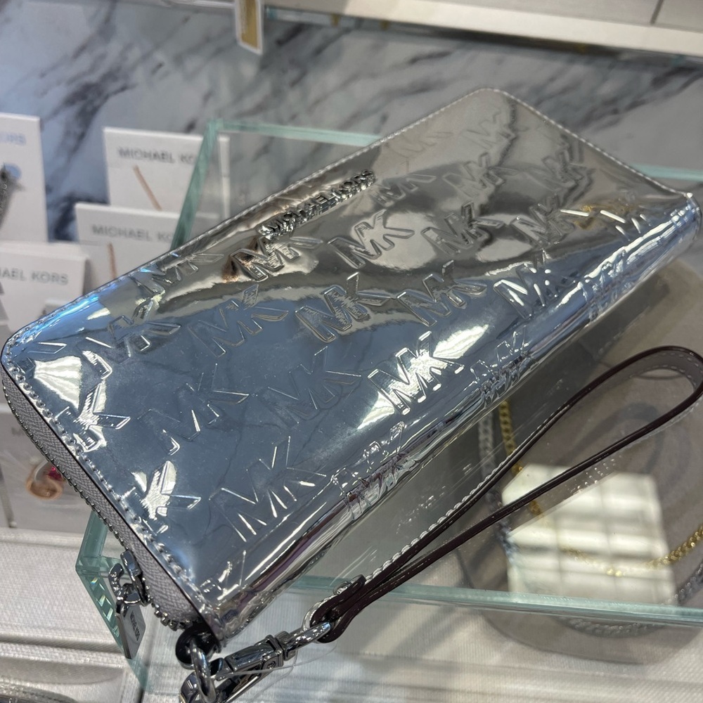 MICHAEL KORS Jet Set Larg Patent Logo Debossed Continental Wallet Wristlet Phone - Picture 12 of 16